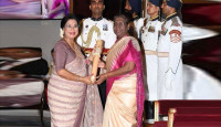 পদ্মশ্রী সম্মাননা পদক গ্রহণ করলেন রবীন্দ্রসঙ্গীত শিল্পী রেজওয়ানা চৌধুরী বন্যা