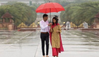 ঋষি সুনাকের স্বস্ত্রীক ছবিটিকে দিনের প্রধান ছবি বলছেন অনেকেই