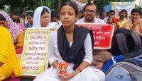 গান্ধীমূর্তির পাদদেশে আন্দোলন অব্যাহত, ধর্নামঞ্চেই লক্ষ্মীপুজো পালন চাকরিপ্রার্থীদের