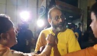 মঞ্চে চলছে কেন্দ্রীয় নেতার বক্তৃতা, বাইরে বিজেপি কর্মীদের মধ্যে হাতাহাতি! ধুন্ধুমার কাণ্ড আইসিসিআর-এ