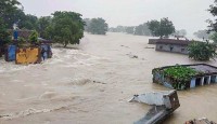 অসমে বন্যা কবলিত মানুষজনের মধ্যে খাবার পানির সংকট, সরকারি ত্রাণ সাহায্য পর্যাপ্ত নয় বলে অভিযোগ