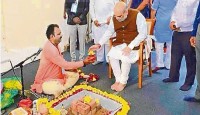 চেয়ারে শাহ, মাটিতে যজ্ঞের প্রস্তুতি পুরোহিতের, কেন্দ্রীয় স্বরাষ্ট্রমন্ত্রীর পুজো নিয়ে তোপ কংগ্রেসের