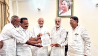 তৃণমূলের দুয়ারে প্রধানমন্ত্রীর ভাই, কেন্দ্রের বিরুদ্ধে আওয়াজ তুলতে সুদীপের দ্বারস্থ প্রহ্লাদ মোদি
