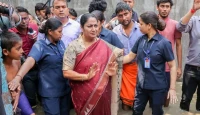 দিল্লির মুখ্যমন্ত্রীর বাসভবনে কাগজ দেওয়ার ছদ্মবেশে যুবকের হামলা! চড়, পাথর ও আতঙ্কে কাঁপলো জনশুনানি