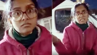 লন্ডনের রাস্তায় ভারতীয় ছাত্রীর চাঞ্চল্যকর কাণ্ড, গাড়ির কাচ মুছে ২০ পাউন্ড দাবিতে ভাইরাল ভিডিও!