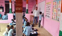 নিজের ঘর ছেড়ে গ্রামের বাচ্চাদের হাতে দিলেন শিক্ষা! রাজস্থানের কৃষক মোর সিং এখন নায়ক, শিশুদের ভবিষ্যতের জন্য অসাধারণ ত্যাগ