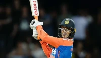 বাংলার বোলারদের ওপর দিয়ে গেল ঝড়! শামি-আকাশদের পিটিয়ে টি-টোয়েন্টিতে বিশ্ব রেকর্ড গড়লেন অভিষেক!