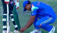 বিসিসিআই নির্দেশ অমান্য! U19 এশিয়া কাপে খেলার ব্যাটারের জুতা বেঁধে এলাকা ক্রিকেটার