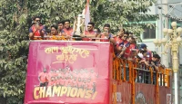 ছাদখোলা বাসে শহর মাতাল বিপিএল চ্যাম্পিয়ন রাজশাহী ওয়ারিয়র্স, ট্রফি হাতে উচ্ছ্বাসে ভাসল জনতা রাজপথে আনন্দ