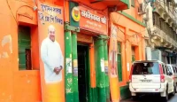 কলকাতায় বিজেপি অফিসের সামনে শুরু উৎসব! রং মাখা আর মিষ্টির বনিবনায় মাতলেন কর্মীরা