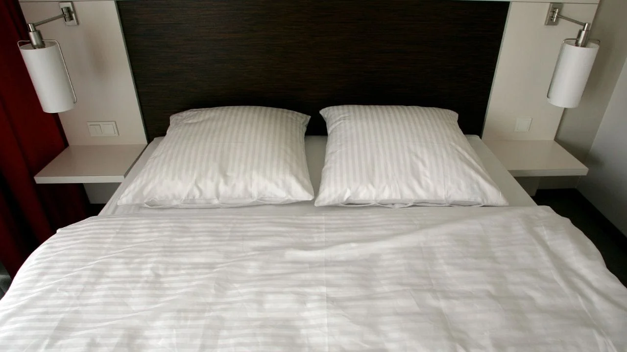 White Bed Sheet: Why do hotels always give white bed sheets?