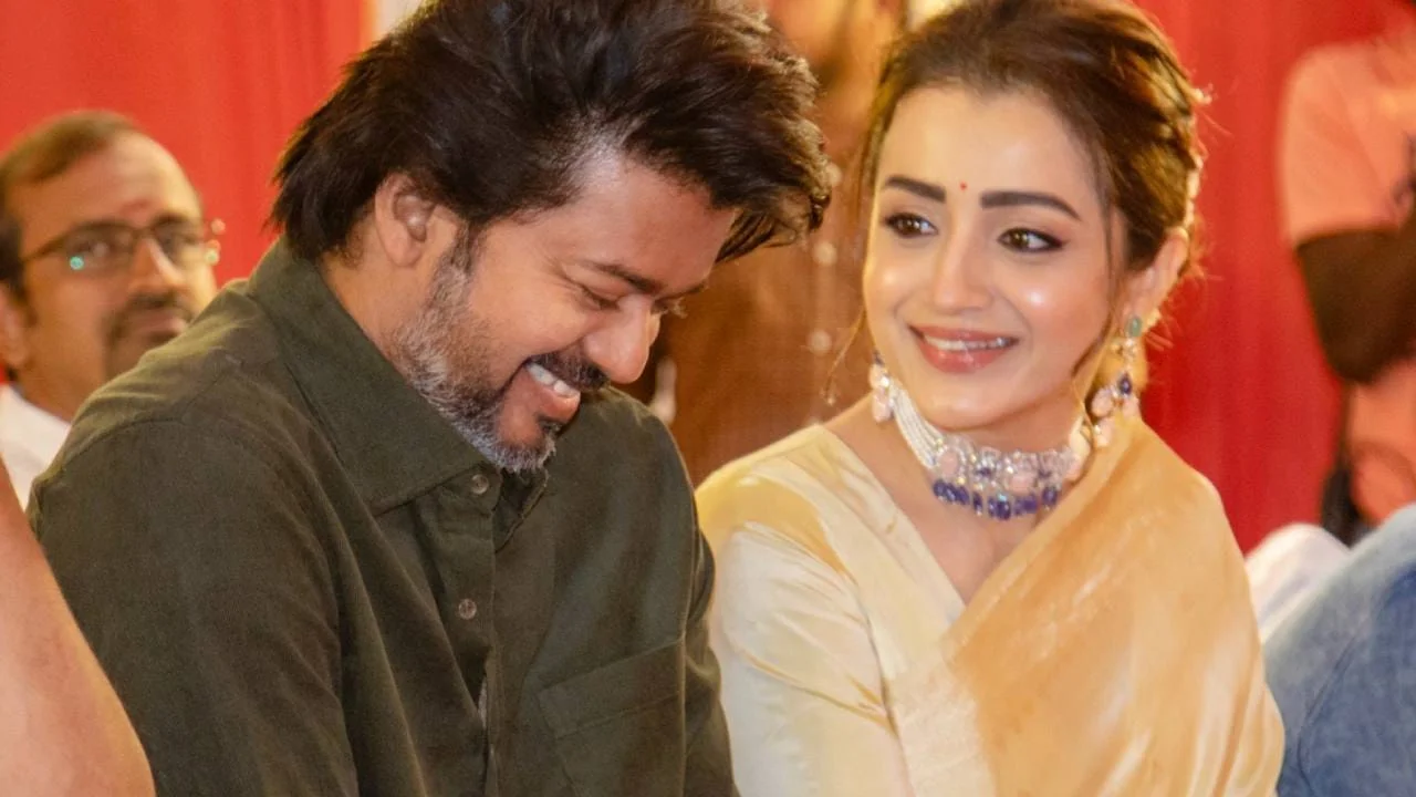 Trisha Vijay: Ruling the break-up speculations, Trisha-Vijay was caught in a special moment in the middle of the night.