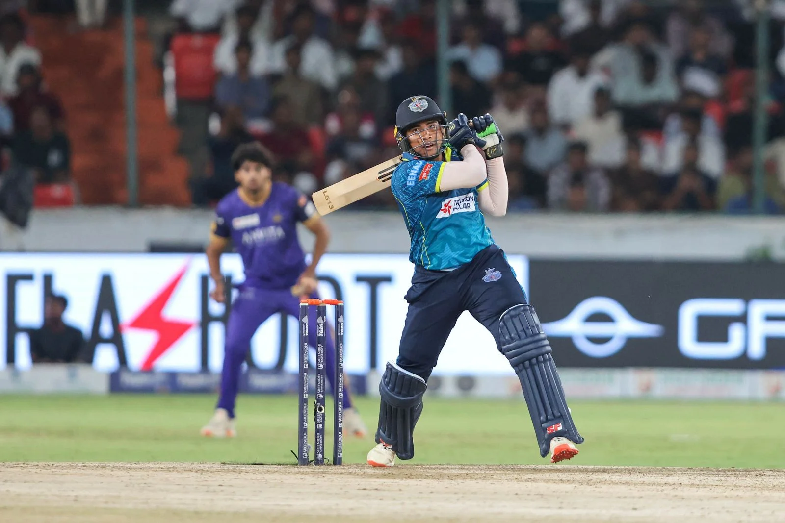 জেলা তারকা গণেশ গাডুগু শ্রীনিধি ইউনিভার্সিটির TG20 প্ল্যাটফর্মের সবচেয়ে বেশি ব্যবহার করছেন, হায়দ্রাবাদ ই-চ্যাম্পিয়নদের সাথে চোখ ধাঁধানো শিরোপা