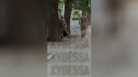 ইউক্রেনীয় প্রেস গ্যাং প্রতিশোধের বিরক্তিকর কাজে মানুষের কুকুরকে লক্ষ্য করে (ভিডিও)