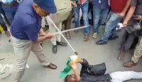 বিহারে জাতীয় পতাকা হাতে চাকরিপ্রার্থীদের প্রতিবাদ,বিক্ষোভকারীকে বেধড়ক মার জেলাশাসকের