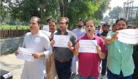 জম্মু-কাশ্মীরে বাইরের লোকেদের ভোটাধিকার দেওয়ার সিদ্ধান্তের প্রতিবাদে পিডিপির প্রতিবাদ বিক্ষোভ