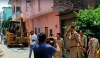 বুলডোজারের ভয় দেখাতেই খুলল দরজা! বিতাড়িত স্ত্রীকে স্বামীর ঘরে ফেরাল পুলিশ