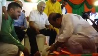 অতি ভক্তি! প্রবীণ বিজেপি নেতার পা ধুইয়ে দিলেন হিমন্ত বিশ্ব শর্মা, ভাইরাল ভিডিও