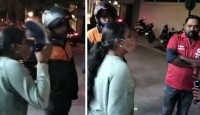 রাস্তার মাঝখানে Zomato কর্মীকে জুতোপেটা তরুণীর! ভাইরাল ভিডিও ঘিরে বিতর্ক তুঙ্গে