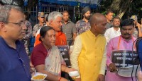 পশ্চিমবঙ্গে রাজ্য সরকারকে কটাক্ষ করতে ঘুগনি-মুড়ি বিক্রি করলেন বিজেপি বিধায়করা