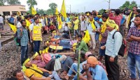 পশ্চিমবঙ্গে কুড়মি জাতিকে তফসিলি জনজাতি সম্প্রদায়ভুক্ত করার দাবিতে সড়ক অবরোধ: দুর্ভোগ
