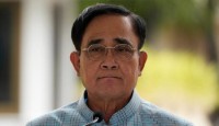 থাইল্যান্ডের প্রধানমন্ত্রীকে সাময়িক বরখাস্ত করল আদালত