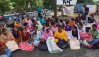  ৫৭৫ দিন ধরে চলছে এসএসসি চাকরিপ্রার্থীদের ধরনা, মঞ্চেই অসুস্থ আন্দোলনকারী