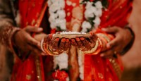 একই পাত্রের গলায় মালা দিলেন দুই যমজ ইঞ্জিনিয়ার বোন, ভিডিও ভাইরাল