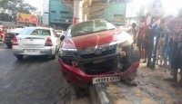 বাইপাসের ডিভাইডারে উঠে পড়ল দ্রুতগতির চারচাকা! জখম ট্র্যাফিক পুলিশ-সহ একাধিক