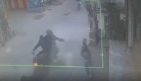 রাস্তায় হাঁটছে কিশোরী, অ্যাসিড ছুড়ে পালাল দুই যুবক! ভাইরাল দিল্লির শিউরে ওঠা ভিডিও
