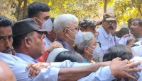 বিশ্বভারতীর উপাচার্যর বাড়ির সামনে ধুন্ধুমার, বিক্ষোভকারী পড়ুয়াদের লাঠিপেটার অভিযোগ
