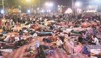 ভিড়ে কেউ ছাড়লেন ট্রেন, কারও রাত কাটল স্টেশনে, নিয়োগ পরীক্ষায় যোগীরাজ্যে চূড়ান্ত অব্যবস্থা