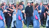 আম্বানির পার্টিতে সাপ হাতে শাহরুখ খান