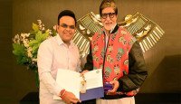 অমিতাভ বচ্চনের হাতে বিশ্বকাপের গোল্ডেন টিকিট তুলে দিলেন জয় শাহ
