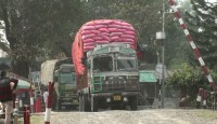 অবশেষে দেশে প্রবেশ করলো ওপারে আটকাপড়া ১১টি গম বোঝাই ট্রাক