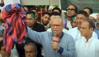 স্ত্রীর ভারতীয় শাড়ি ছুড়ে ফেলে আগুন দিলেন রুহুল কবির রিজভী