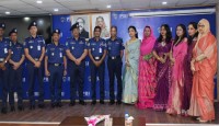 স্ত্রীদের সাথে নিয়ে র‌্যাংক ব্যাজ পরলেন পদোন্নতি পাওয়া ০৬ পুলিশ কর্মকর্তা