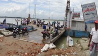 মাঝির ঘাট-শিমুলিয়া ফেরি চলাচল বন্ধ থাকায় হাজার হাজার মোটরসাইকেল আটকা