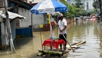 বিপর্যস্ত আসামে ভরসা ‘ভাসমান দোকান