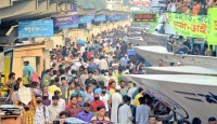 সদরঘাটে মানুষের উপচে পড়া ভিড়