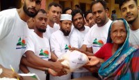হাকিমপুরে অসহায়রা পেলো বৈগ্রাম ফাউন্ডেশনের সিমাই চিনি 