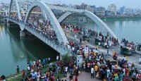 হাতিরঝিলে সন্ধ্যা নামার পর রাজধানীবাসীর বাঁধভাঙা উচ্ছ্বাস