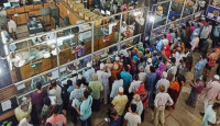 ব্যাংকে ব্যাংকে গ্রাহকদের টাকা তোলার হিড়িক