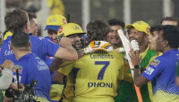 জাদেজা আইপিএল খেতাব ধোনিকে উৎসর্গ করলেন, সিএসকে শিবিরের কে কী বললেন?
