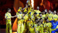 চ্যাম্পিয়ন হয়ে আরো একটি আসরে খেলার সিদ্ধান্ত নিলেন ধোনি