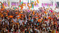 পুলিশের কলার ধরে ‘অপহরণকারী’দের ছাড়িয়ে নেওয়ার চেষ্টা, বিজেপি সাংসদের বিরুদ্ধে মামলা