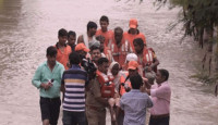 মেঘের গর্জন আর বৃষ্টি নিয়ে ঘুম ভাঙল শহরের, খেলনার মতো রাস্তায় ভাসছে গাড়ি 