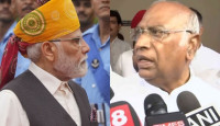 লালকেল্লায় শূন্য আসন, মোদীকে কোন বার্তা দিলেন খাড়গে?