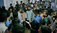 ছিনতাইকারীর ছুরিকাঘাতে রাবি শিক্ষার্থী আহত, প্রশাসন ভবন অবরোধ
