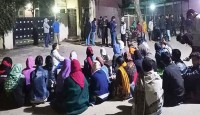 চার দফা দাবিতে জাবি উপাচার্যের বাসভবনের সামনে শিক্ষার্থীদের বিক্ষোভ